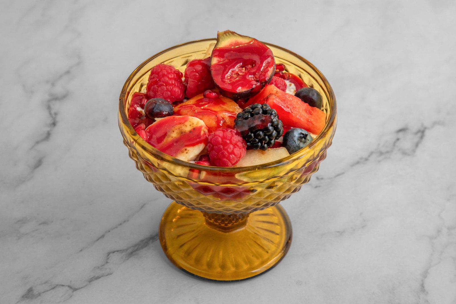 Coupe de graines de chia et fruits frais chez APEGO, rue des Saints-Pères