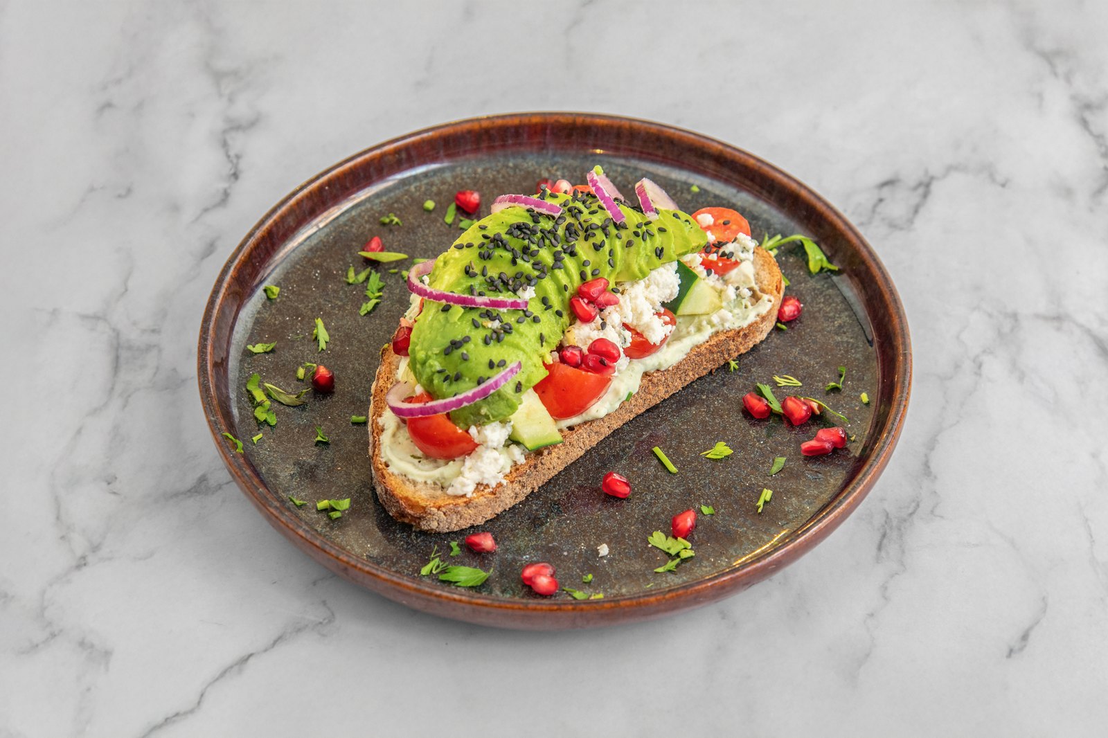 Tartine avocat pour un petit-déjeuner salé chez APEGO, rue des Saints-Pères